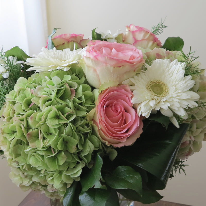 Flowers used: pink roses, rusty green hydrangeas, white daisies and white gerberas