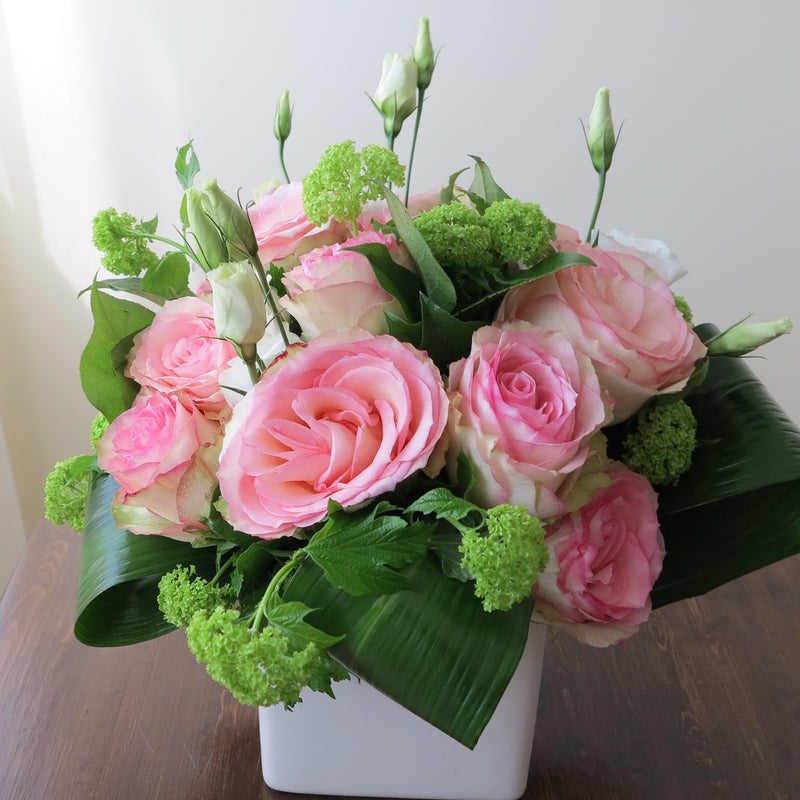 Flowers used: pink roses, green viburnums, white lisianthus